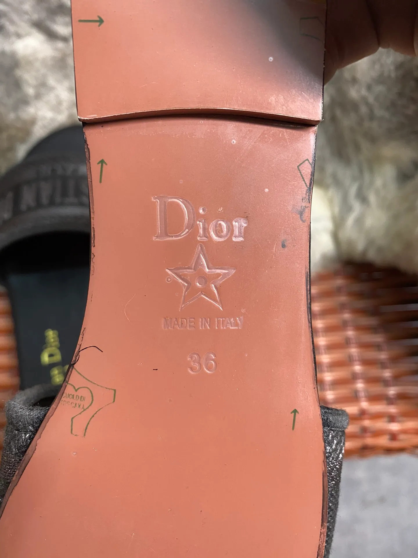 👟👟Ex-factory price 360👟👟 Women's shoe factory Dior Dior West Coast Hawaiian style, Logo woven canvas slippers®️Classic and high-quality glamorous masterpieces The most popular spring and summer series in the counter, combining temperament, fashion, classic and eye-catching design style 😌The effect on the feet is particularly beautiful〰️ ⚠️ •Upper: original customized canvas computer embroidered Logo •Inner/foot pads: original customized sheepskin lining Sheepskin mat •Size:35-43